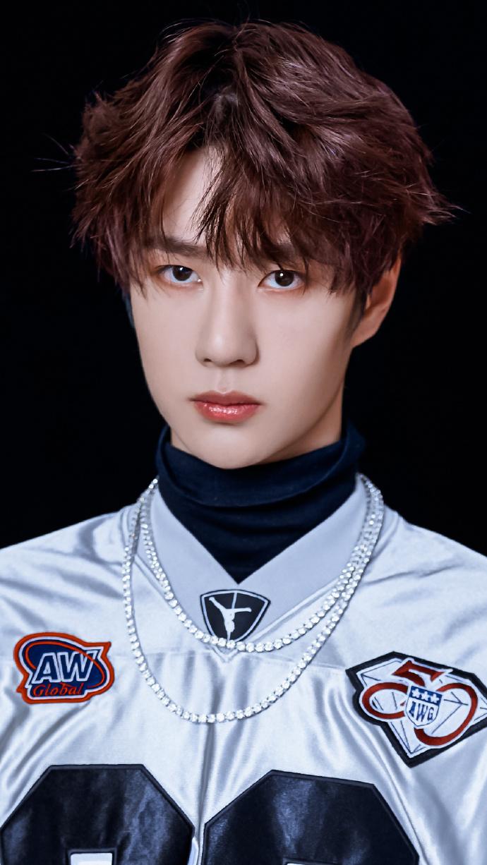 王一博,河南洛阳人,14年以男团uniq组合主领舞身份出道,但被广大网友