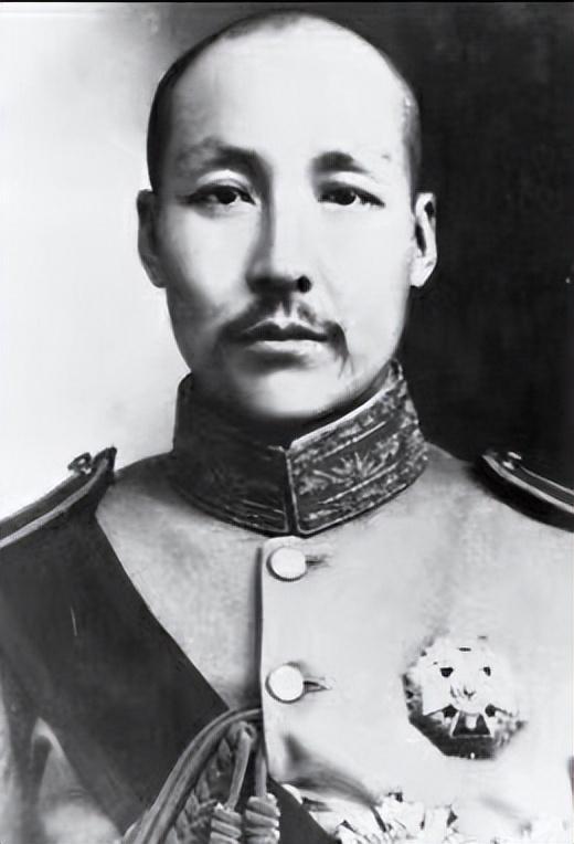 张灵甫从前线回家想吃饺子,妻子下地割韭菜,他趁机在身后开一枪