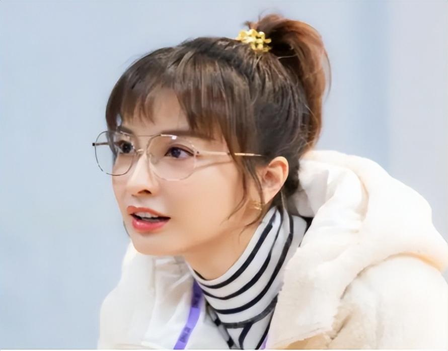 提起她,想必大家首先想到的便是她曾主持的《快乐大本营》