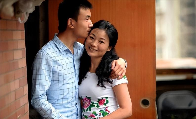 2016年,23岁小伙痴恋46岁离异大妈,相识2月闪婚,后来如何?