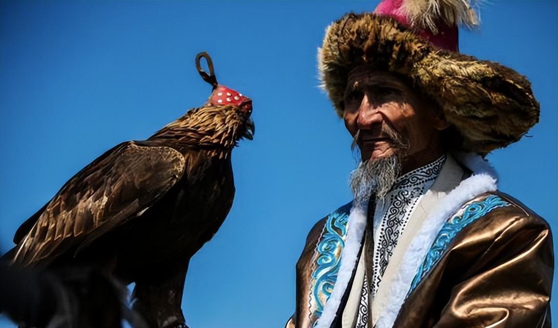 回顾神秘的"熬鹰术"有多残忍?一人一鹰7天不合眼,只为将金雕驯化