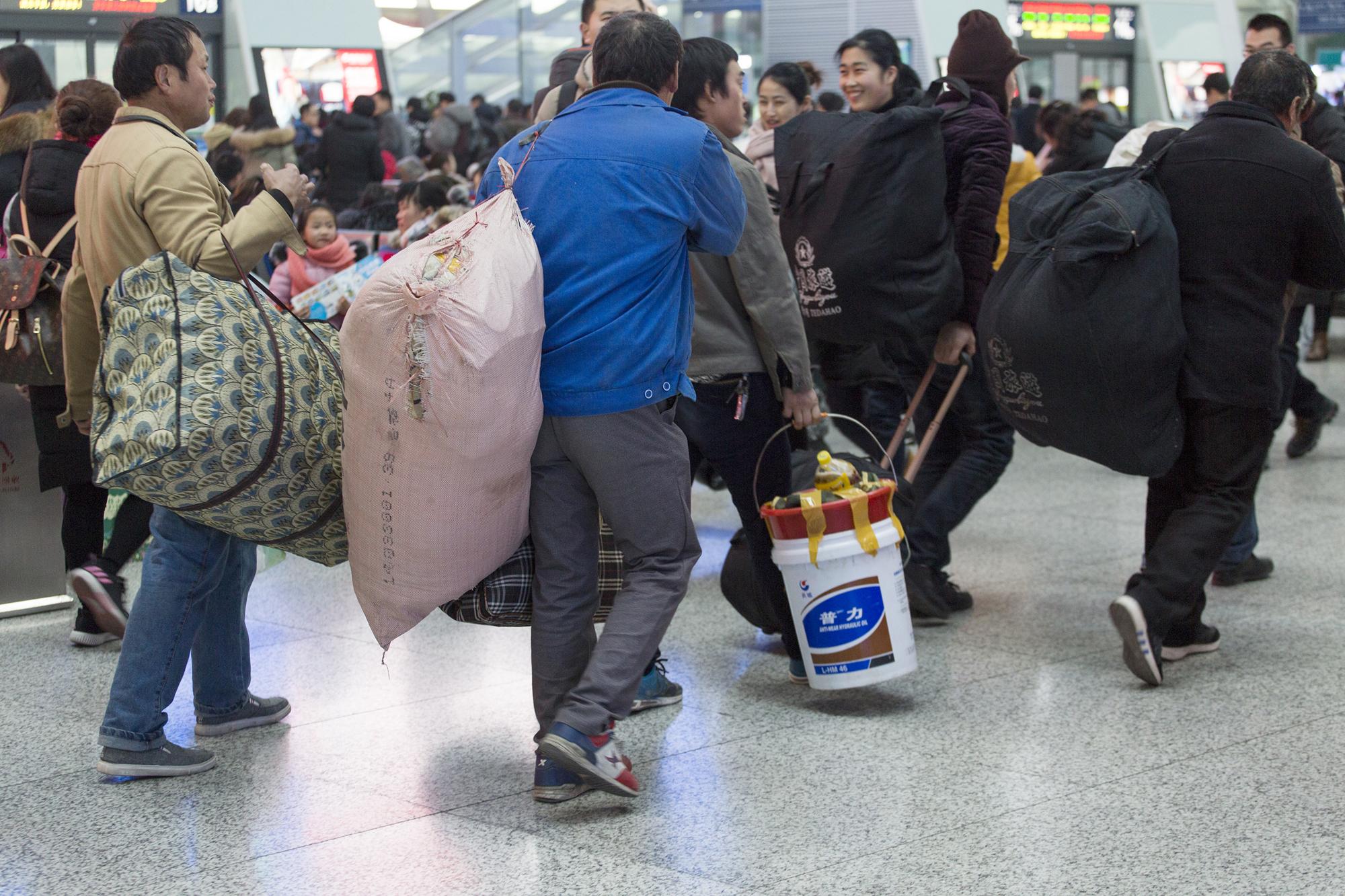 农民工为什么非要背被子回家?蛇皮袋,油漆桶,背包成为归家标配