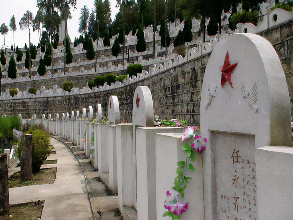 1986年,老妇回江西到陵园给前夫扫墓,民政局:您那块烈士碑咋办