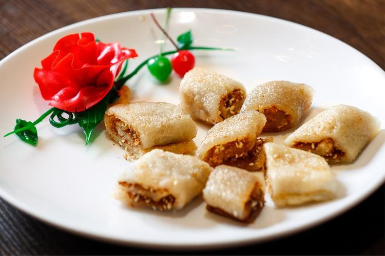 台州点心,不仅种类繁多而且各具特色!红糖麻糍甜糯可口,油糕外酥内软.