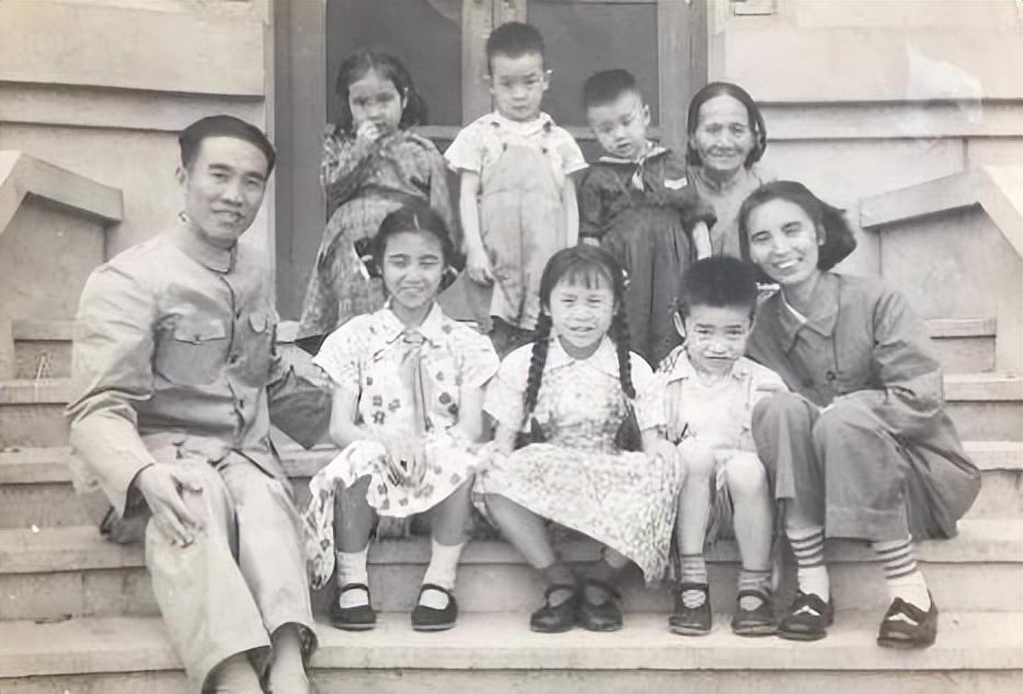 1940年,一国军女中尉被新四军活捉,她却表示:快点带我去见叶飞