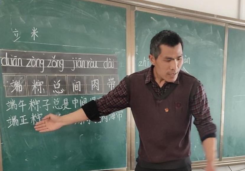 回顾"80后"校长爷爷张鹏程:辞高薪垫14万修学校,"一贫如洗白了头"