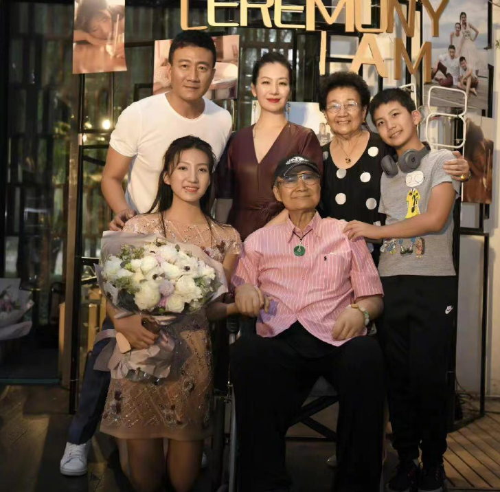 胡宝善一家1950年,胡宝善参军入伍,抗美援朝时期随军参战,扛过枪打过