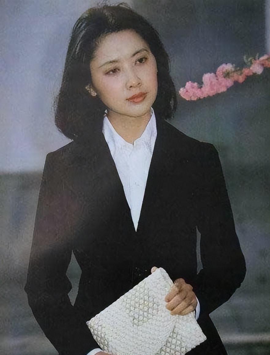 八十年代老照片:80年代女性,素颜的时代,穿衣搭配比如今时尚