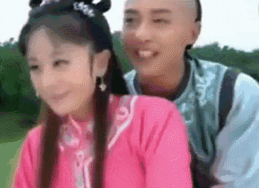 难怪电视里只有上半身,原来镜头外的下半身,都"暗藏玄机"!