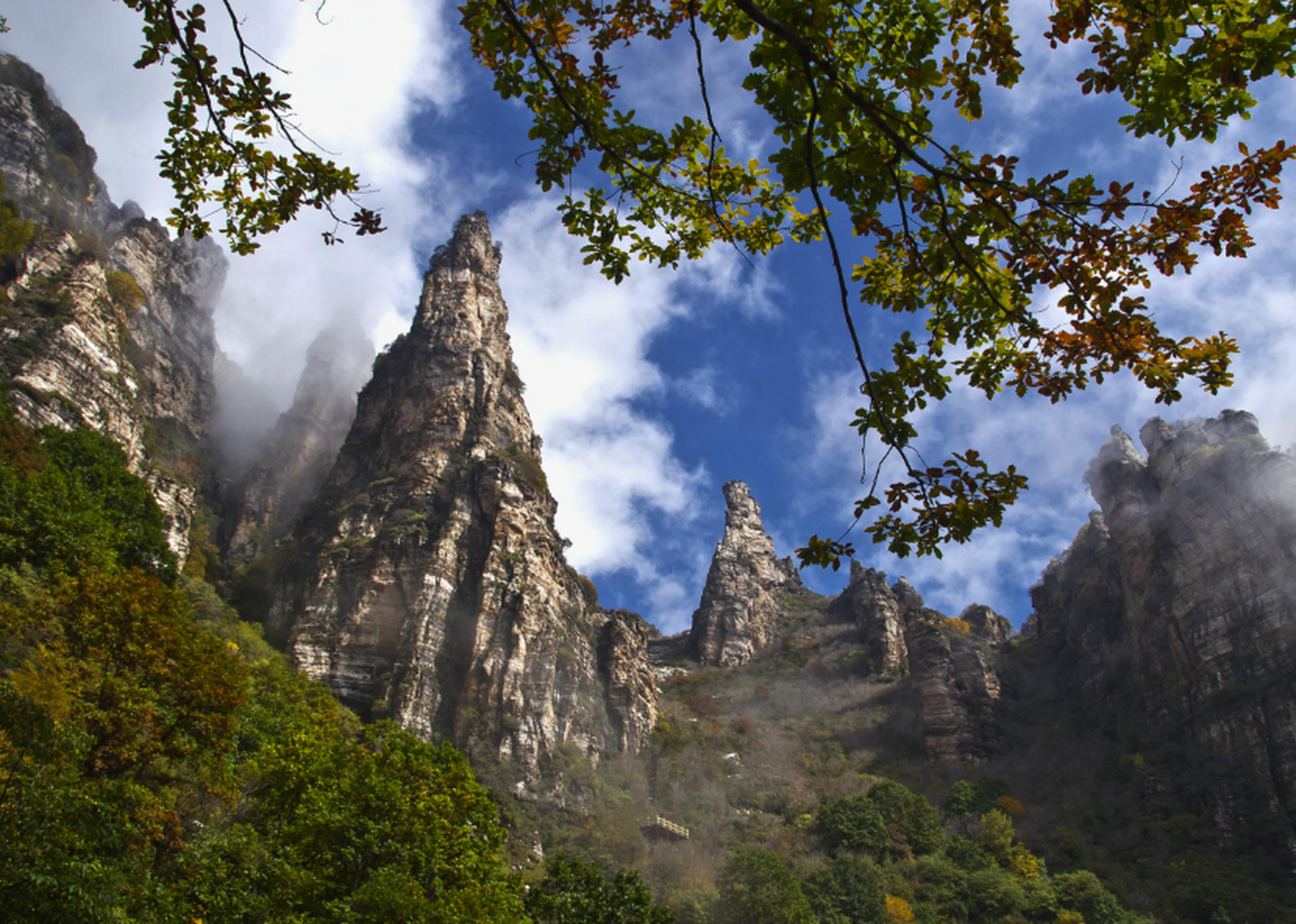 河北省保定市有多个自然和人文景观丰富的旅游胜地,包括野三坡,狼牙山