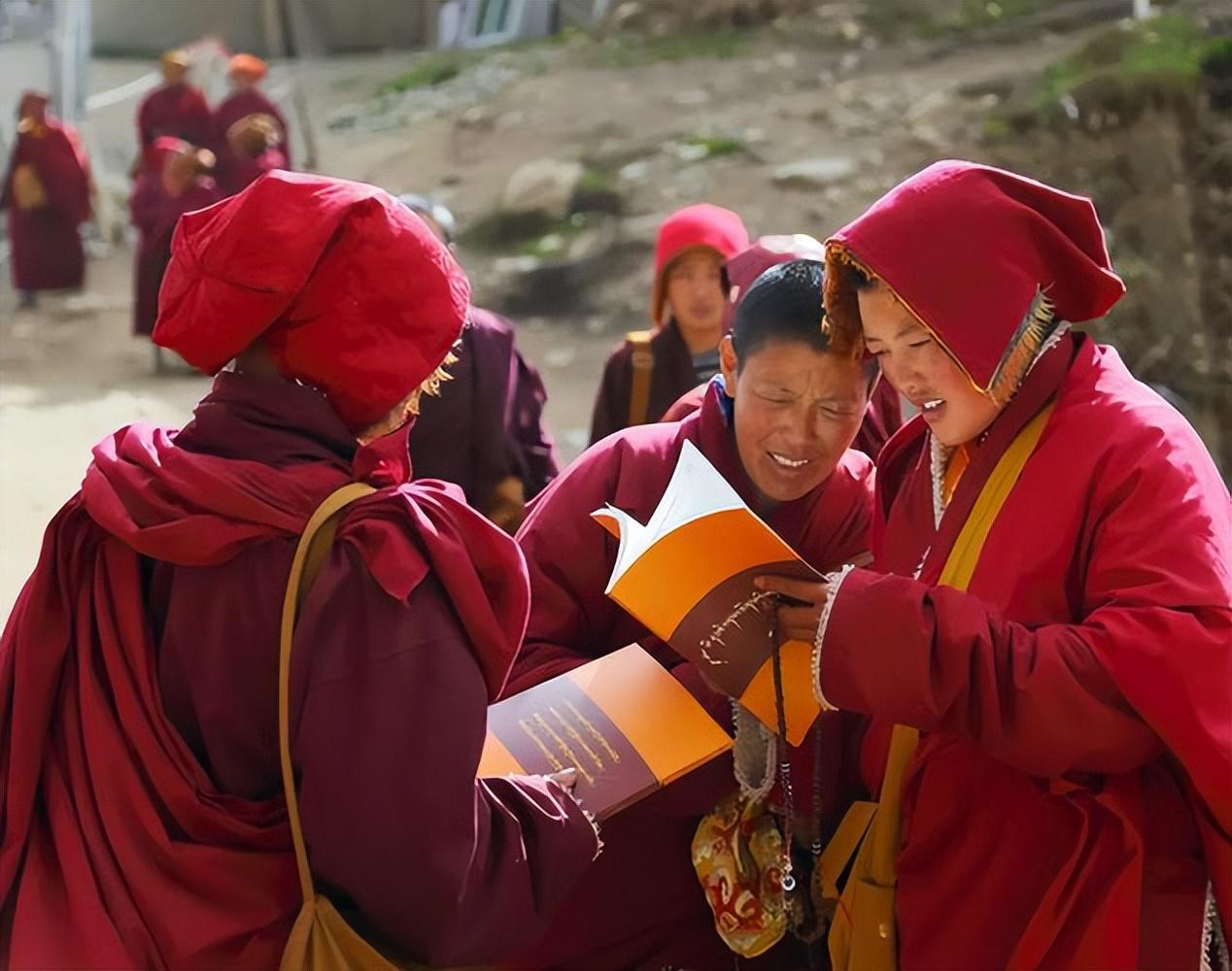 亚青寺是西藏地区著名的女性佛教修行中心,这里聚集了