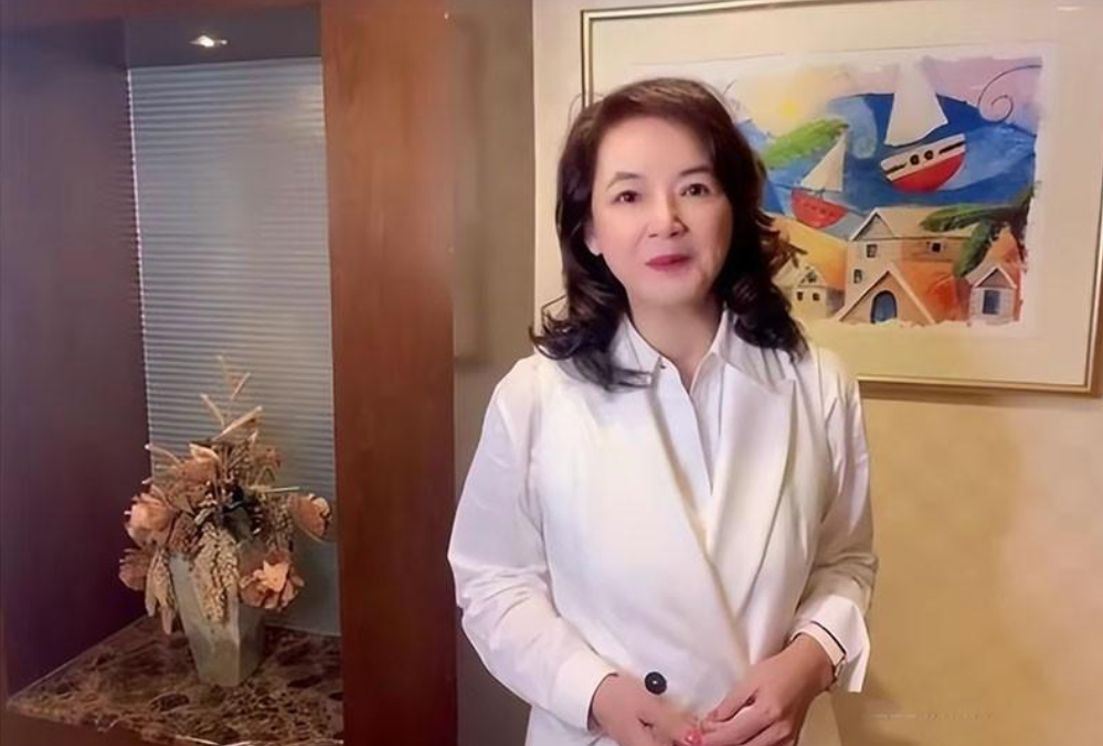 1988年香港打星杨紫琼与富商潘迪生结婚后暂退影视圈,杨丽菁有了出头