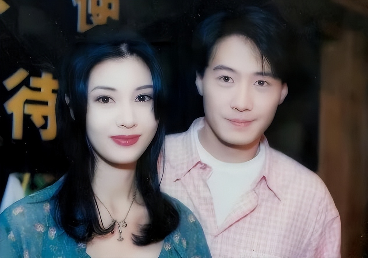 李嘉欣容貌出色,香港喜欢她的人不知凡几,在不知不觉间,黎明那颗心也