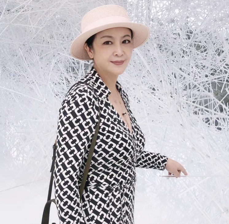 现今金莉莉已经58岁了,老公是一位圈外人,婚后有一个女儿.