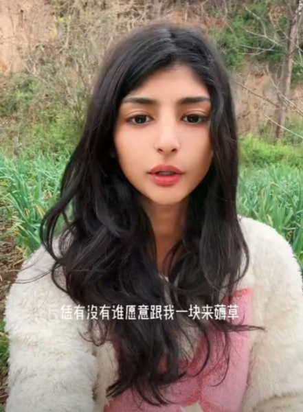 回顾外国女孩被夫妻收养!网友调侃:闭嘴国际超模,开口烧水溜馍