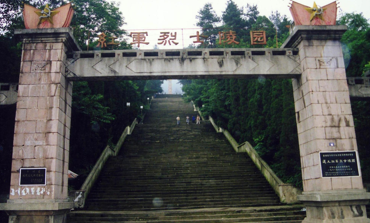 1986年,老妇回江西到陵园给前夫扫墓,民政局:您那块烈士碑咋办