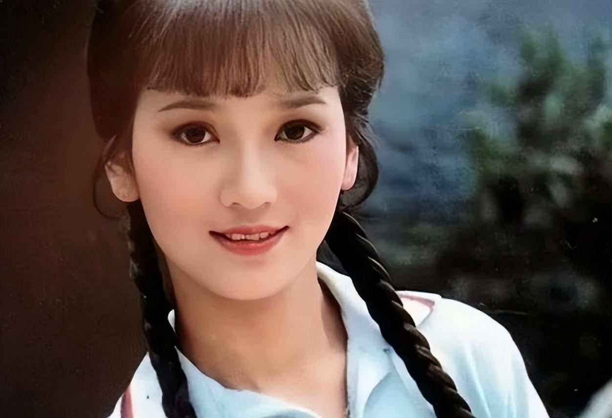 上世纪80年代,赵雅芝可谓是一位风华绝代的女神,她凭借自己的超高的