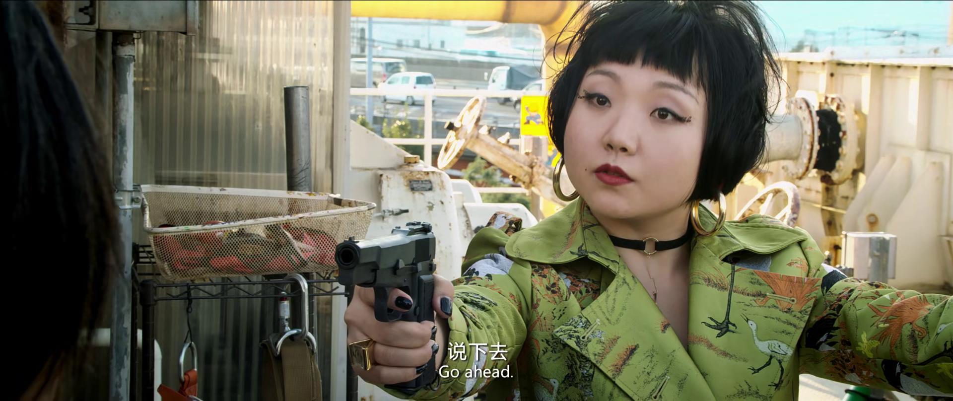 在片中辣目洋子饰演卧底女保镖,延续了她在之前大火的严肃脸bbox风格