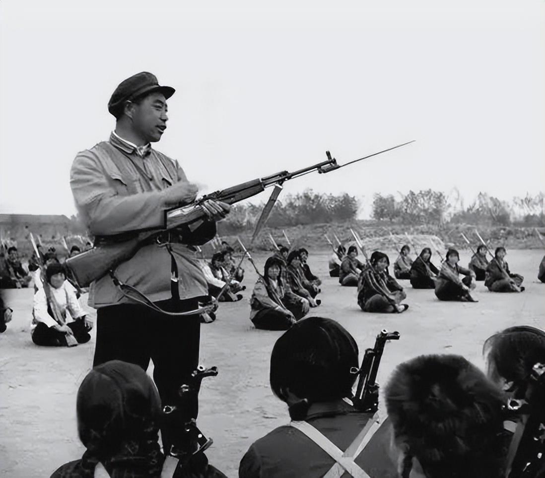 60年代解放军有多强?最强单兵王 脑洞战术三三制=轻步兵巅峰