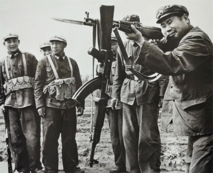 60年代解放军有多强?最强单兵王 脑洞战术三三制=轻步兵巅峰