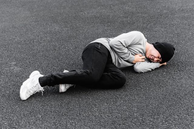 兢兢业业工作20年,被无故辞退,接了一个境外电话,我感动哭了