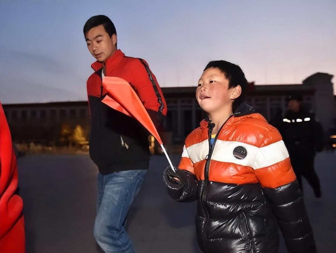 回顾贫困男孩获捐赠70万,却被曝仅到手500元,当地教育局如何回应