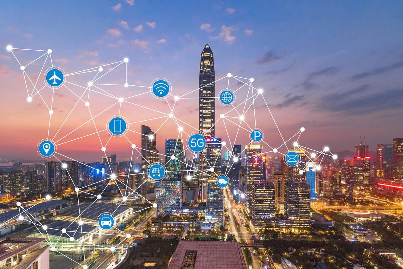 智慧城市运用信息技术提升城市管理和服务效率,涵盖智慧政务,交通