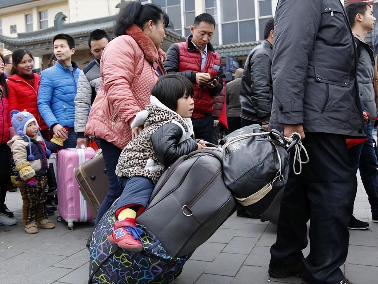 农民工为什么非要背被子回家?蛇皮袋,油漆桶,背包成为归家标配