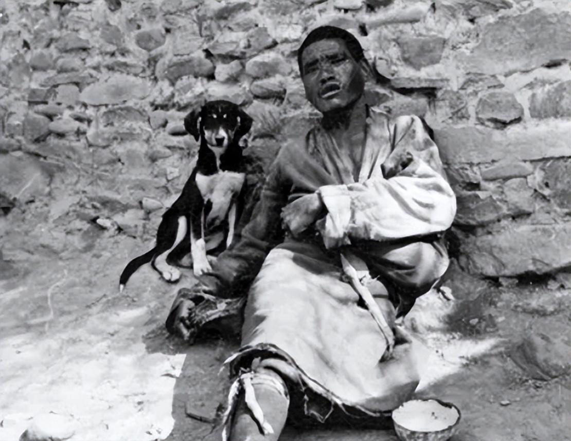 他赤脚踩在一根铁锁链上,右手扶着一另一根铁链看看女子的脚真是不忍