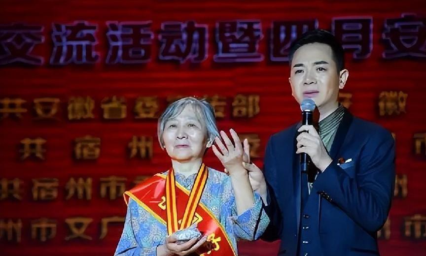 墙角堆着一些乱七八糟的物品,显然是儿子为筹钱而准备卖掉的.