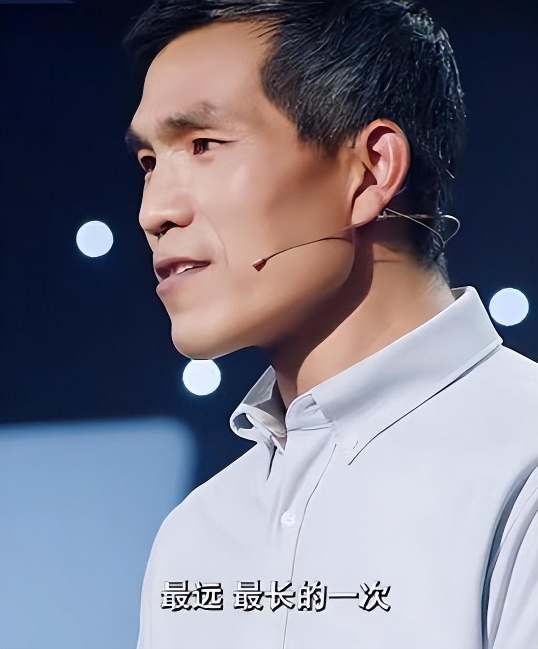 回顾"80后"校长爷爷张鹏程:辞高薪垫14万修学校,"一贫如洗白了头"