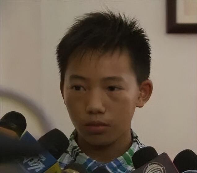 当学校的领导在得知这个消息后,他们将杨六斤的简历报了上去.