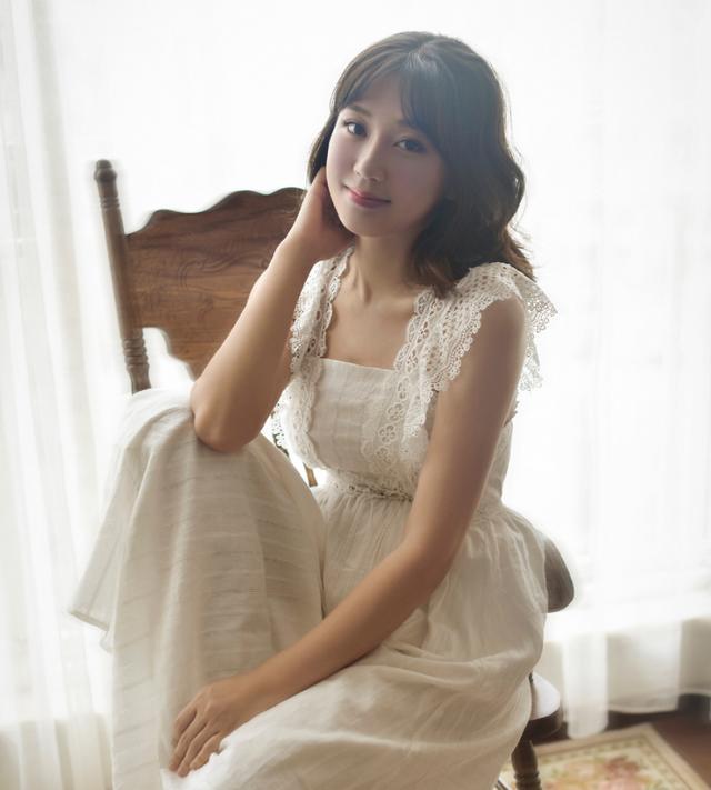 "赵本山徒弟"蒋依杉:戏里又土又丑,生活中真漂亮,老公长这样