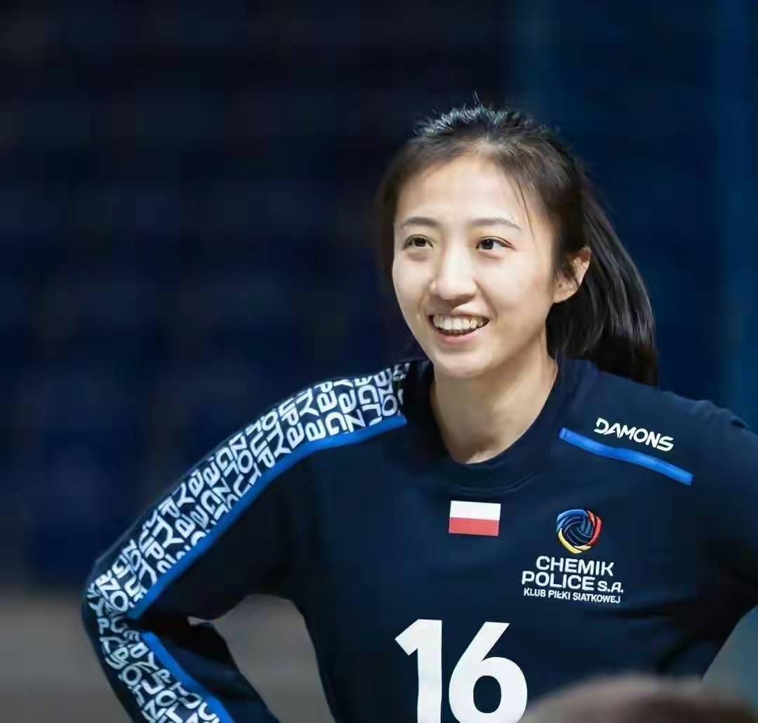 中国女排国手丁霞留洋首季夺冠,竟在冠军海报中被无情抹去!