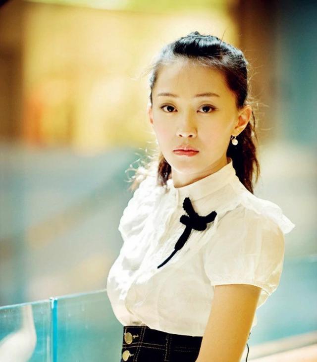 "赵本山徒弟"蒋依杉:戏里又土又丑,生活中真漂亮,老公长这样