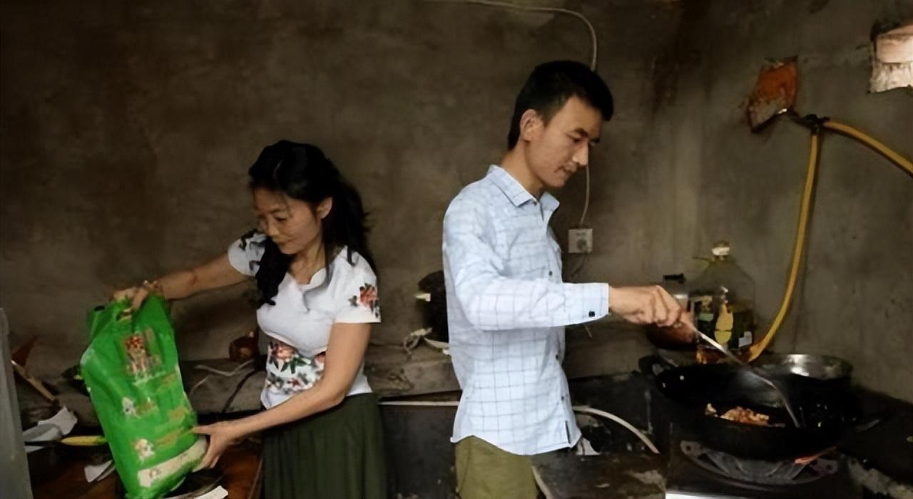 2016年,23岁小伙痴恋46岁离异大妈,相识2月闪婚,后来如何?