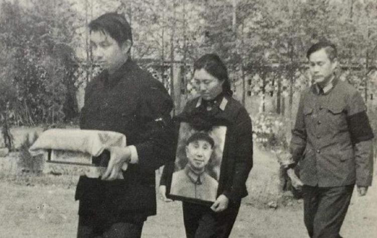 84年粟裕病逝,葬礼上遗体前站着4位军队首长,分别是谁?