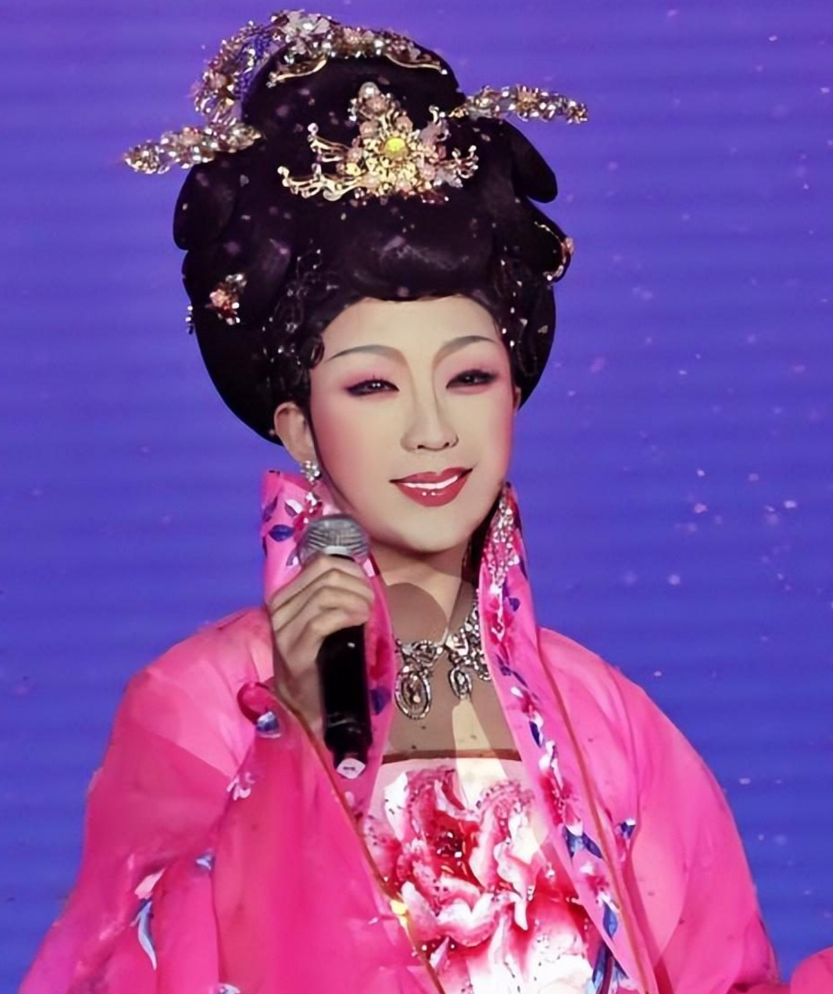 2021年12月,李玉刚在温哥华表演《昭君出塞》,退场得时候不小心连摔2