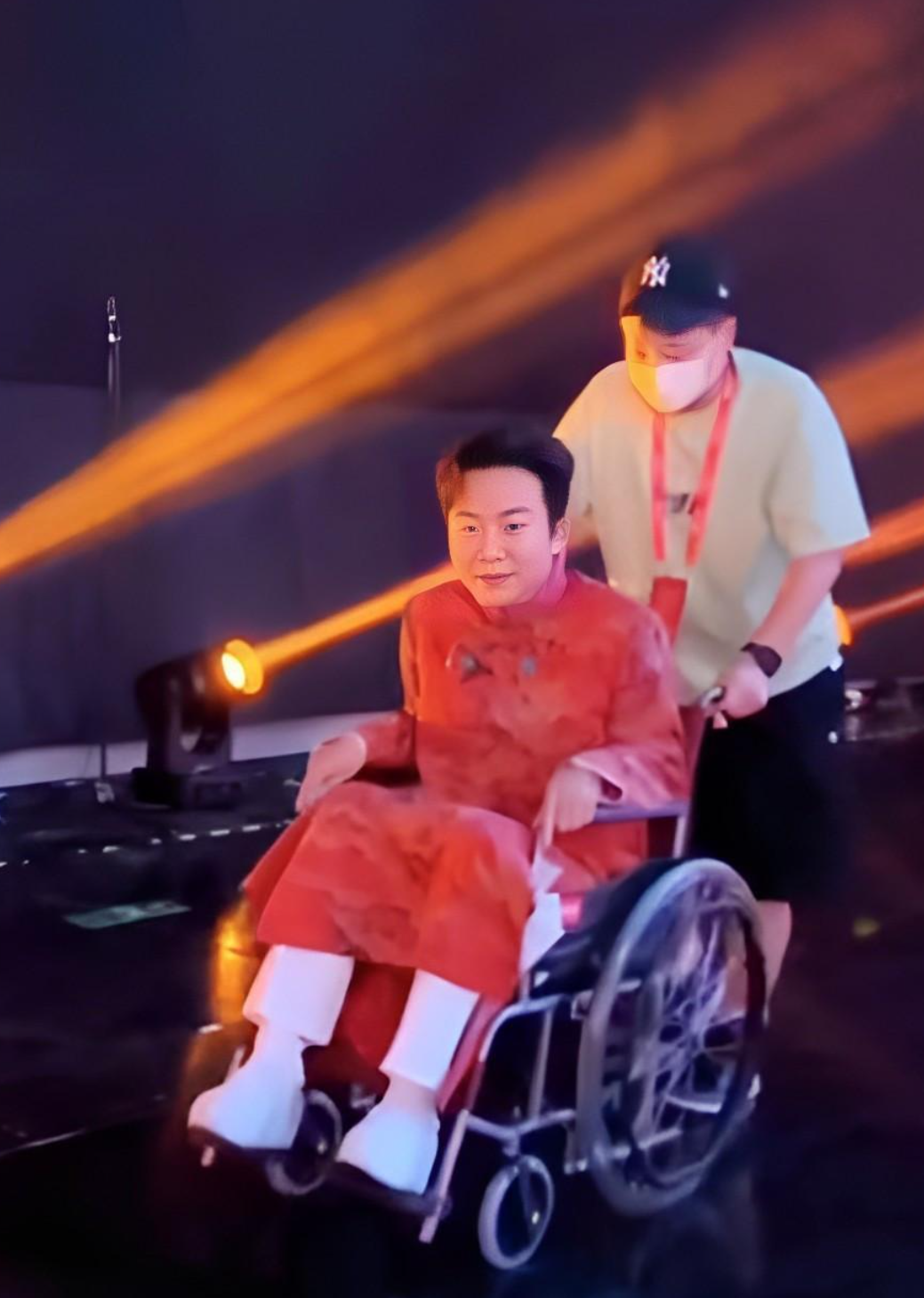 李玉刚:即使轮椅相伴,也不放弃对艺术的热爱与追求