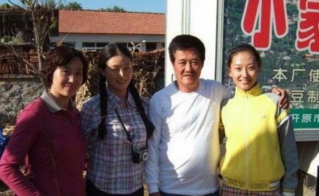 "赵本山徒弟"蒋依杉:戏里又土又丑,生活中真漂亮,老公长这样