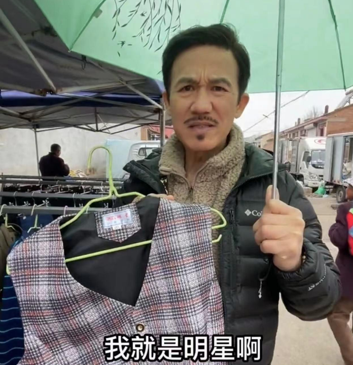 如今63岁的李子雄依然还在拍戏,多是在内地剧中一些配角,为了赚钱,他