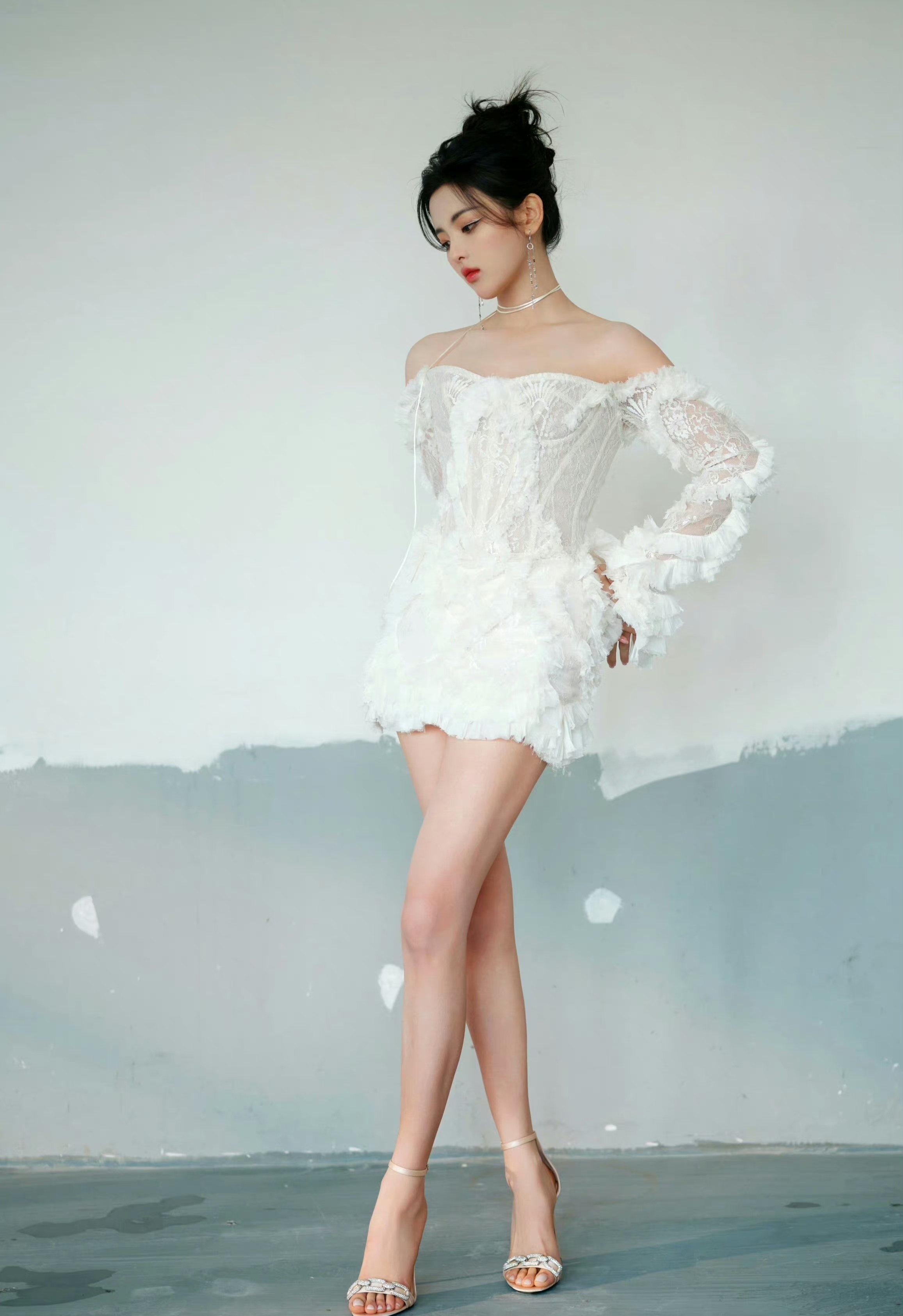 杨超越,蕾丝抹胸裙,超好看!