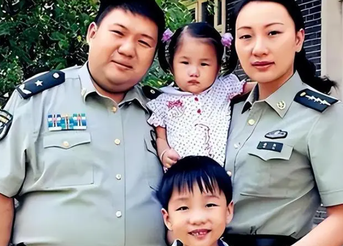 毛东东今年20岁,身高1米8热爱书法,妹妹长得很像曾祖母杨开慧