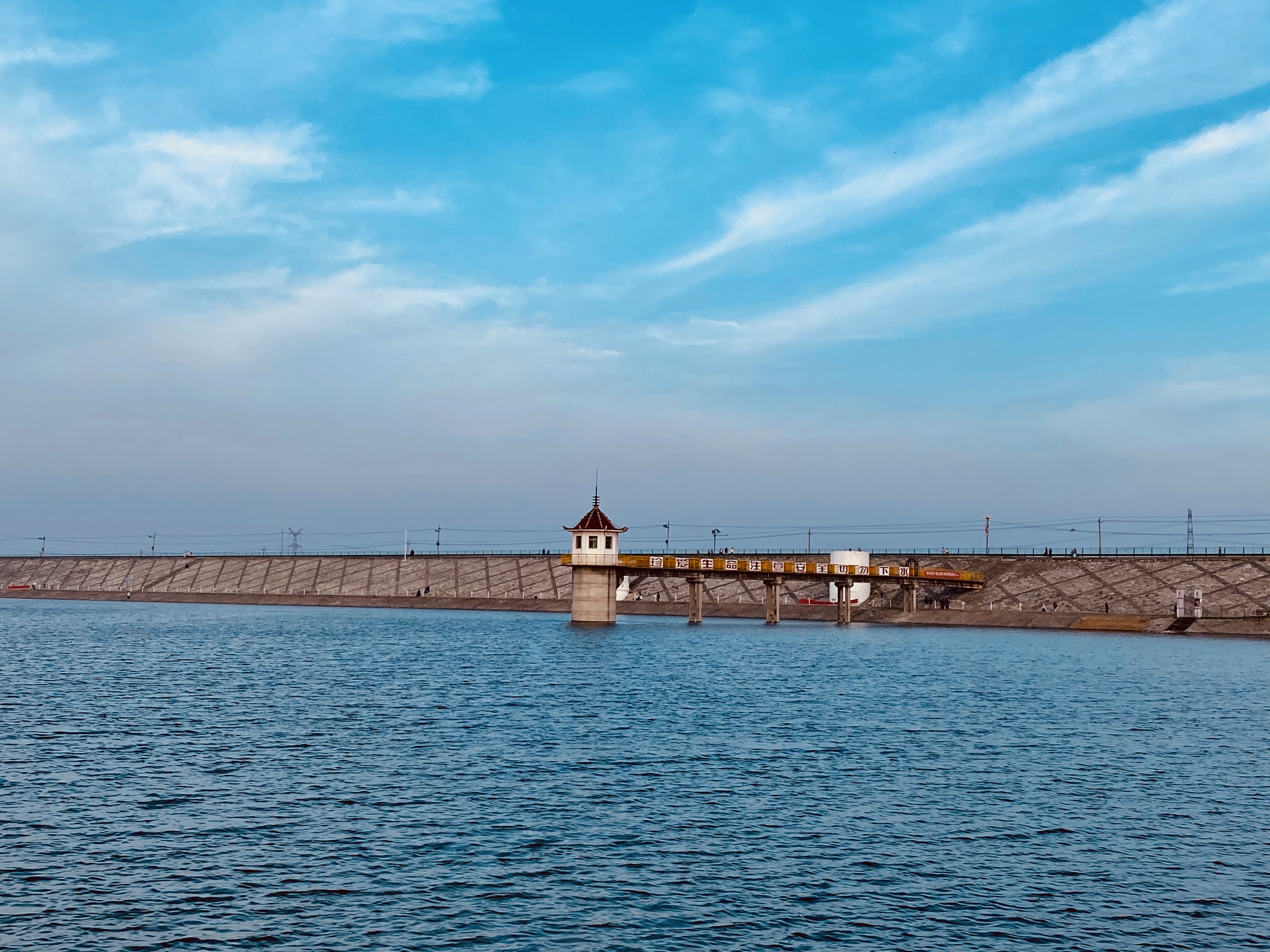 甜水湖水域面积较大,在北方县城能拥有这样一个休闲