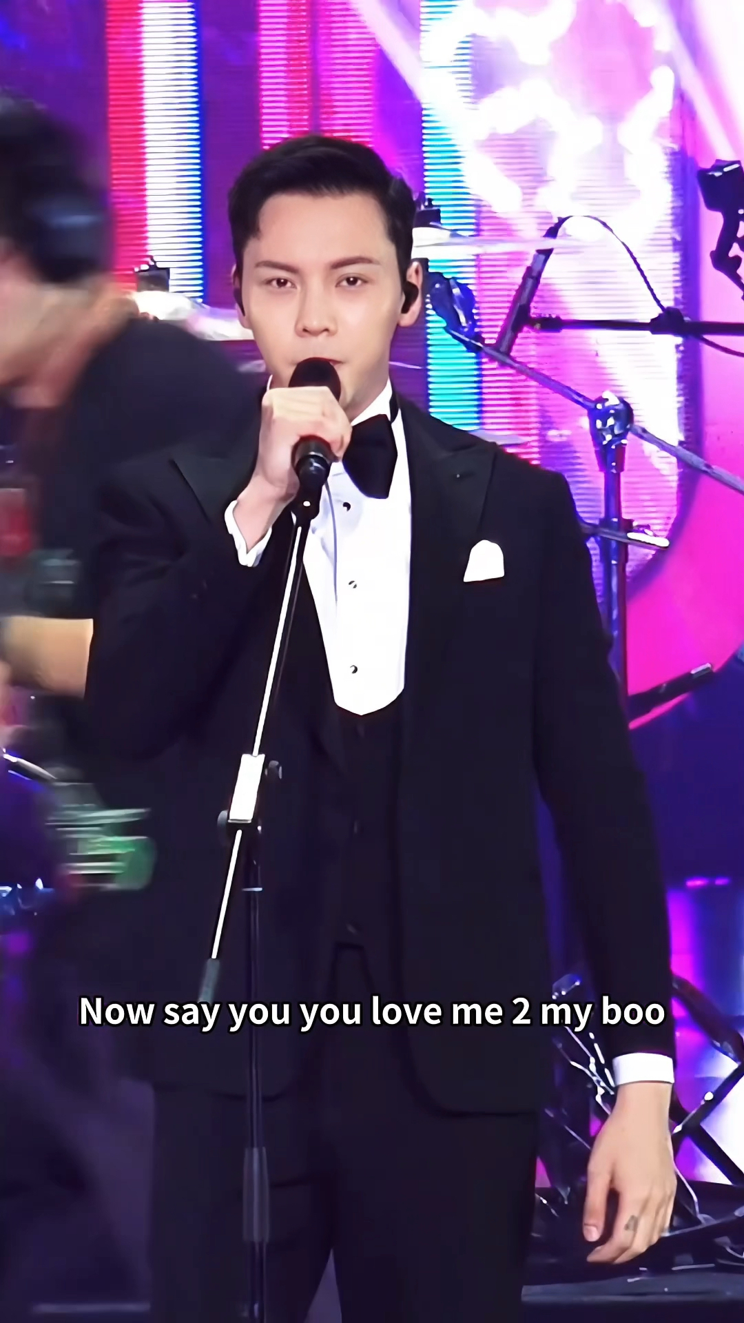 陈伟霆西装造型唱跳粤语歌《love u2》,超迷人!