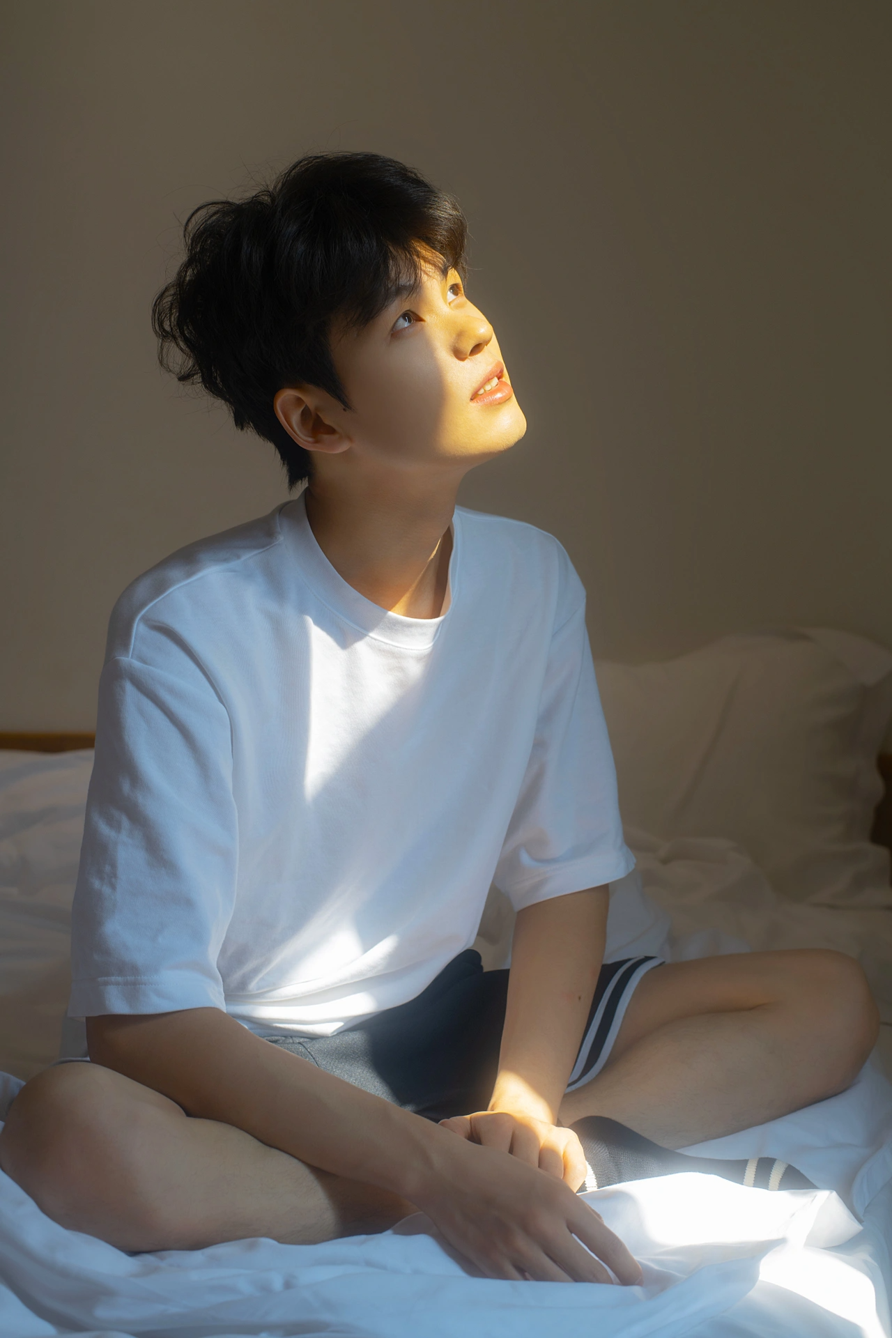 它悄悄溜进窗台,唤醒了梦中的我,也温暖了即将展开的一天. #帅哥