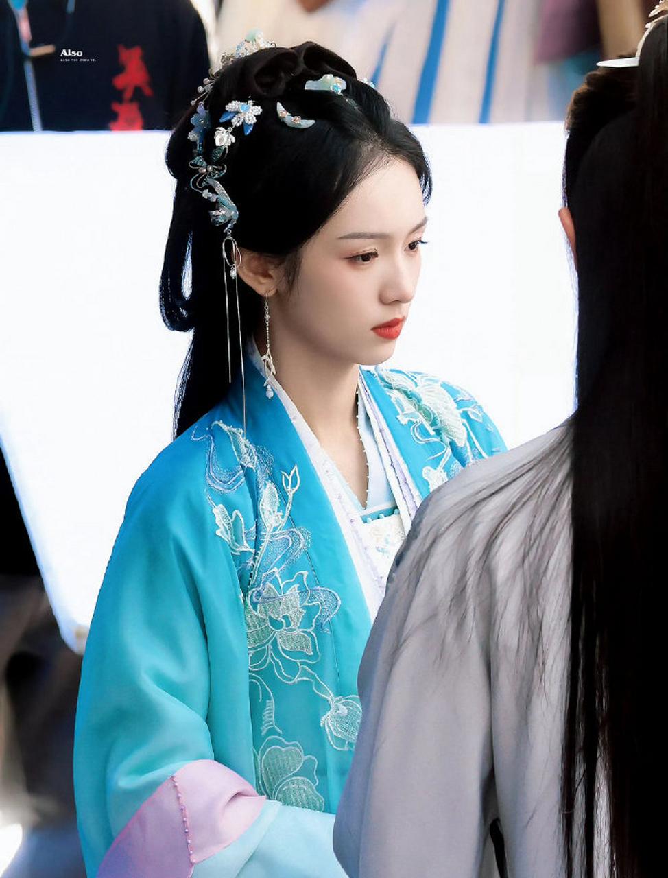 周也是不是可以称为新一代的神仙姐姐了,这侧颜太完美