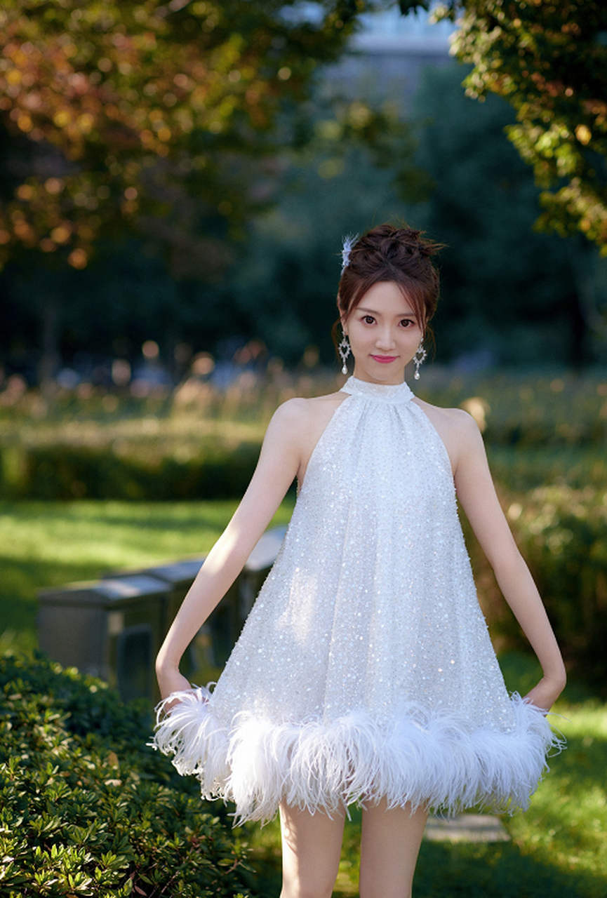 张纯烨这装扮好像晴天娃娃