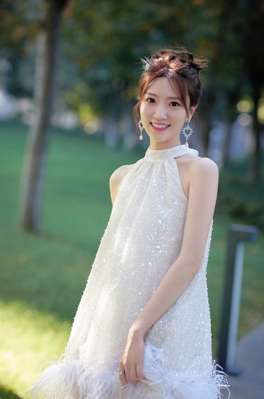 张纯烨这装扮好像晴天娃娃