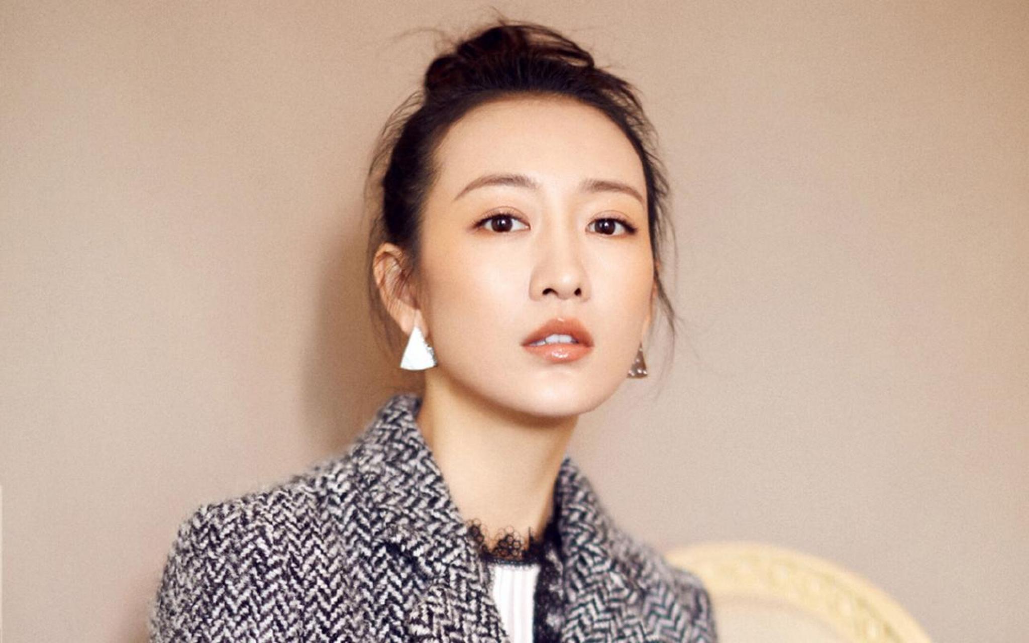 照片中,她卷发蓬松,脸庞稍显圆润,双下巴若隐若现.